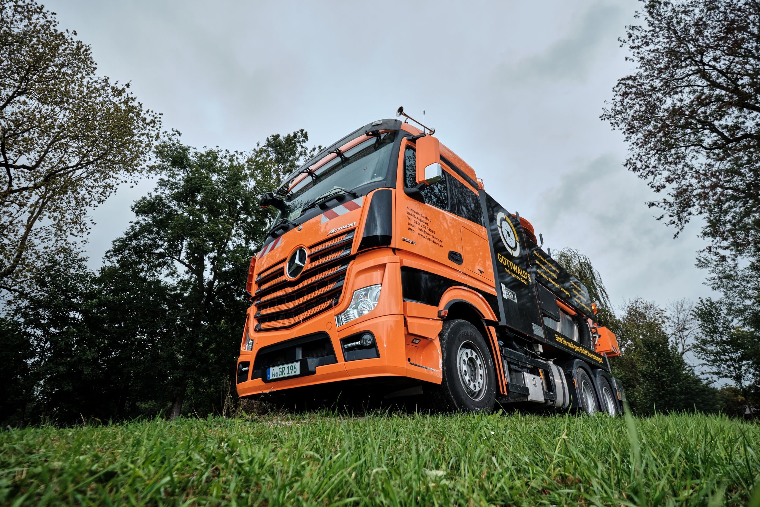 Steile Perspektive auf den Mercedes Saugwagen - Gottwald Umweltservice