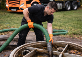 Abwasserablauf mit einem Vakuumschlauch.